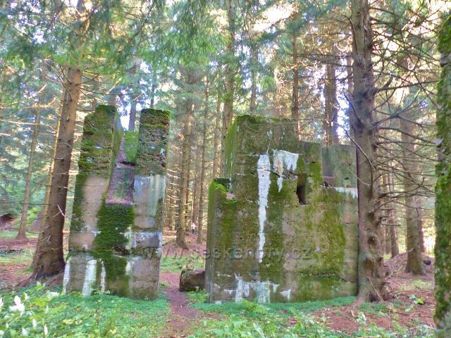 České Petrovice - torzo části obraného systému na vrcholu Adamu