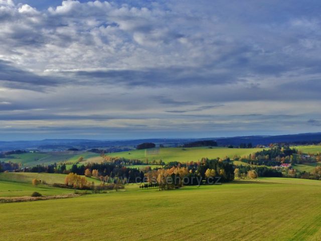 České Petrovice -pohled z rozhledny Amálky přes Zbudov až k litickému Chlumu