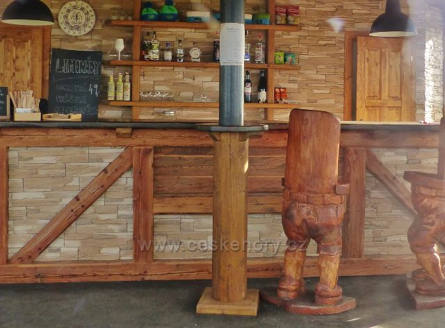 České Petrovice - interiér přízemí rozhledny Amálky, kde je umístěno občerstvení