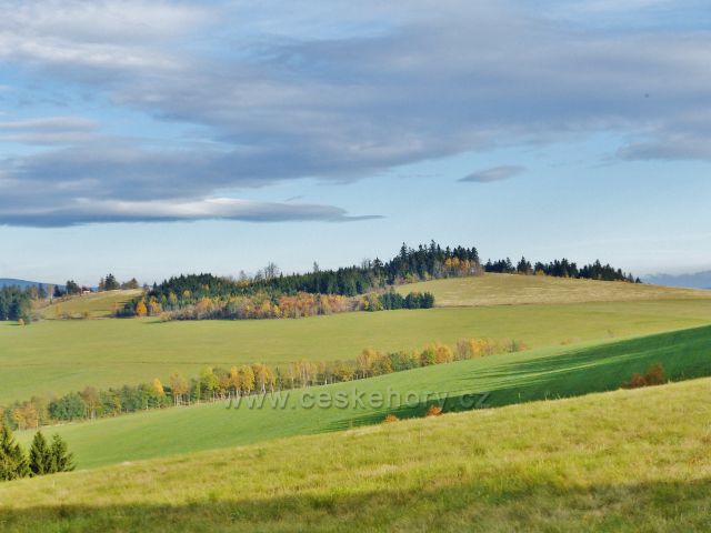 České Petrovice - pohled od rozhledny Amálky na přední část masivu Adamu s vrcholy 758 a 760 m.n.m.