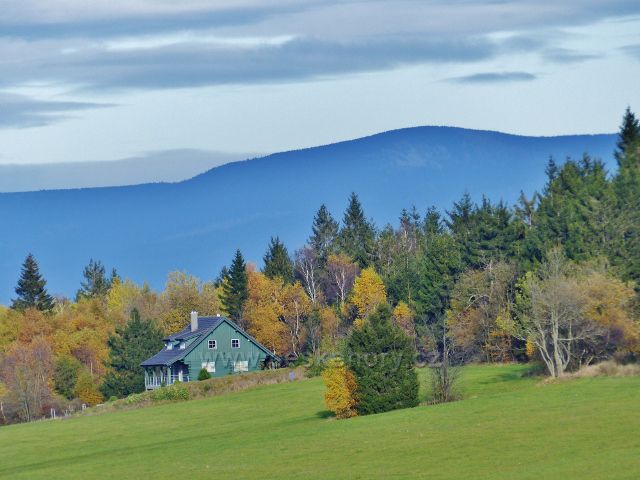 České Petrovice - chalupa u lesa pod Kašparovo chatou