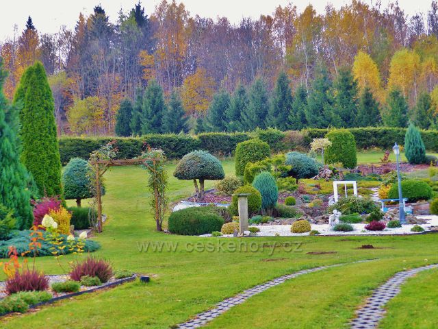 Petrovičky - okrasná zahrada u prvního objektu v Kamienczyku
