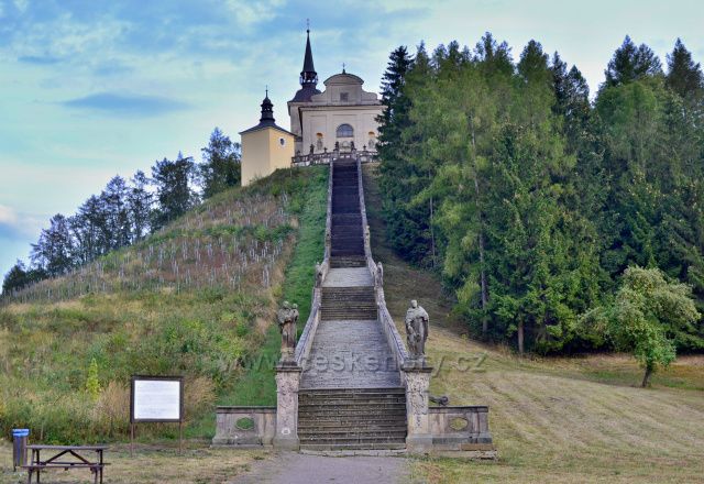 Barokní kostel zasvěcený Panně Marii Bolestné. Lhoty u Potštejna