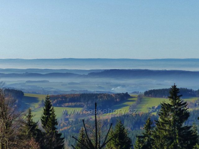 Orlické hory - pohled z úpatí Komářího vrchu k Říčkám v Orlických horách
