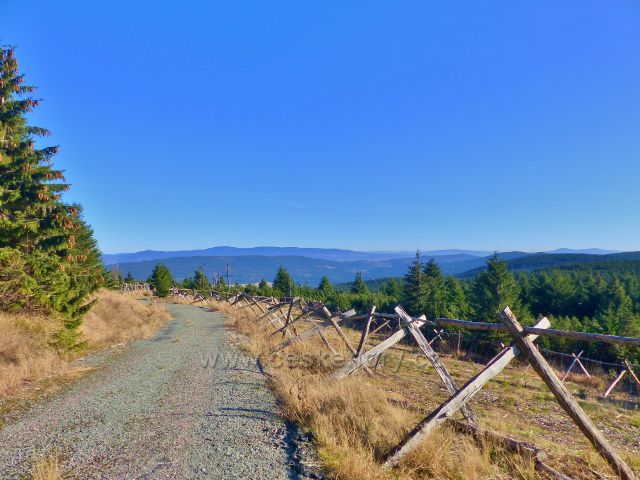 Orlické hory - oplocenka na vrcholu Koruny se rozprostírá podél bunkrovky