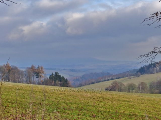 Vlčkovice - pohled z úbočí Kostelního vrchu k Celnému