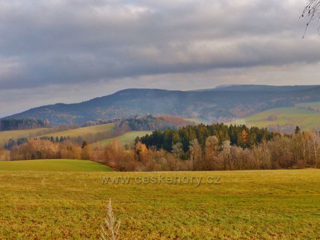 Vlčkovice - pohled z úbočí Kostelního vrchu na masiv Suchého vrchu. Uprostřed vyčnívá vrchol Vysokého kamene
