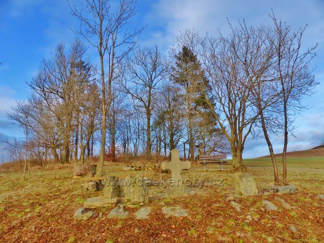 Vlčkovice - nově upravený areál kolem smírčího kříže na úbočí Kostelního vrchu