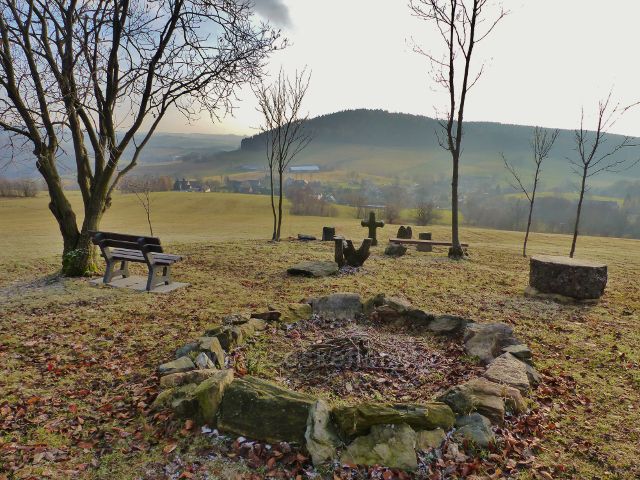 Vlčkovice - pohled z odpočinkového areálu k obci a protilehlému hřebenu Studeného