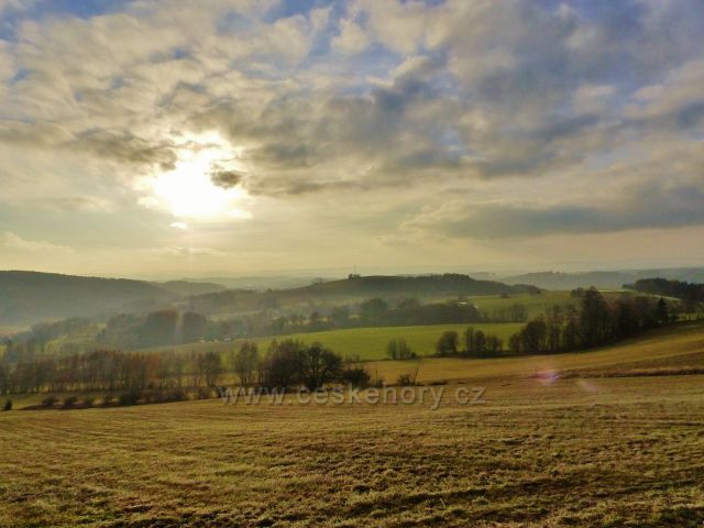 Vlčkovice - pohled z úbočí Kostelního vrchu k telekomunikační věži Na Vrších nad obcí Pastviny