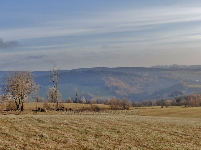 Vlčkovice - pohled k masivu Suchého vrchu.V popředí vrch Hejnov(711 m.n.m.)