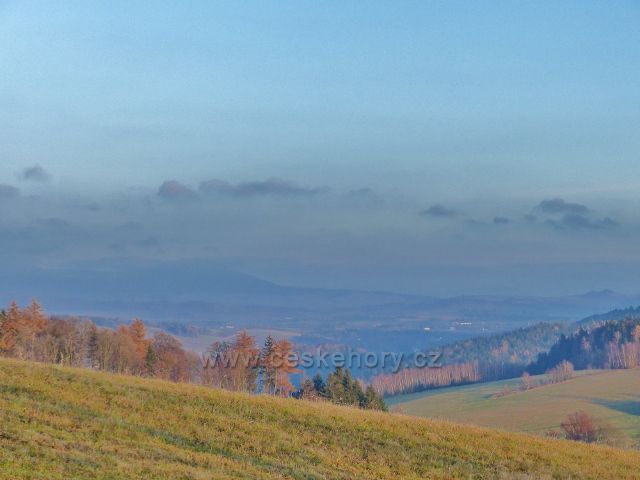 Vlčkovice - pohled z úbočí Kostelního vrchu k Mladkovu