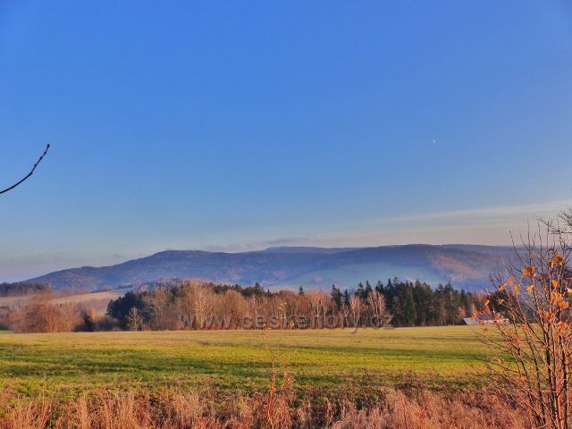 Vlčkovice - pohled z úbočí Kostelního vrchu k masivu Suchého vrchu