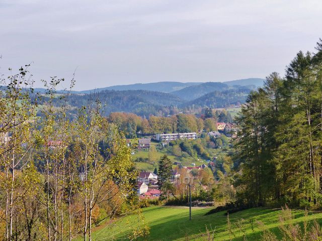 Jablonné nad Orlicí - pohled z Malova kopce k částu města Na Výsluní. V pozadí se rýsuje údolí Orličkovského potoku
