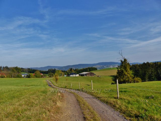 Mistrovice - cesta k Pomníku neznámého lyžaře