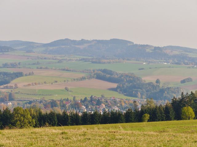 Mistrovice - pohled z vrcholu Židovo kopce k Jablonnému nad Orlicí a na silnici č.11 vinoucí se vzhůru k Suchému vrchu