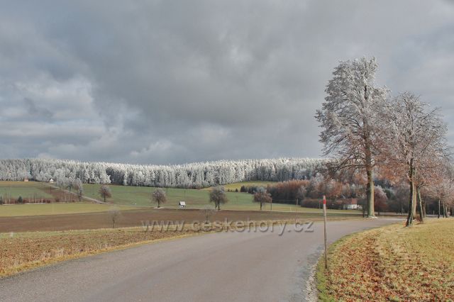 Bubnov - silnice do Bartošovic v Orlických horách překonává vrchol Zmrzlíku v nadmořské výšce 621 m.n.m.