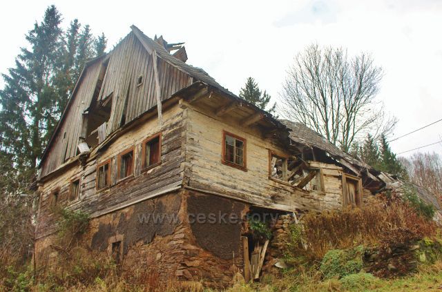 Niemojów - zdevastovaná chalupa proti kostelu dává představu dávného bydlení místních osadníků