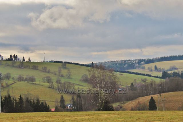 Niemojów - pohled k bartošovické telekomunikační věži nad lyžařským vlekem