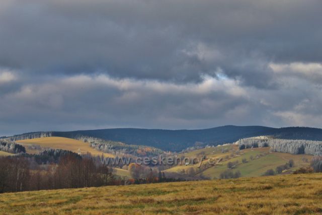 Niemojów - pohled do údolí potoku Hadince. Na obzoru se rýsuje Anenský vrch s rozhlednou