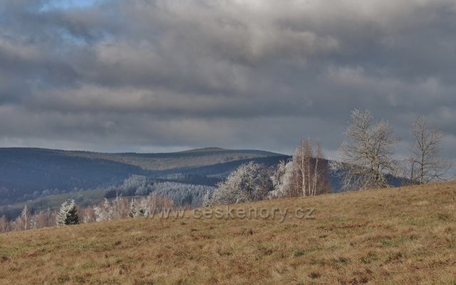 Niemojów - pohled z cesty  k rozhledně Czerniec k Orlickým horám.V pozadí vystupuje Anenský vrch s rozhlednou.
