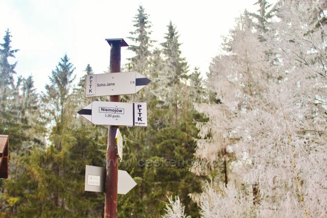 Niemojów - rozcestník PTTK na rozcestí pěti cest.