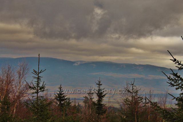 Niemojóv - pohled z vrchu Czerniec na do Kladské kotliny a okrajové pásmo masivu Králického Sněžníku
