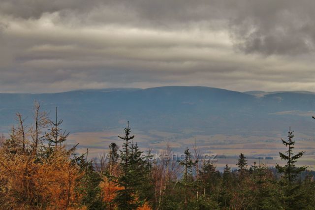 Niemojów - pohled z vrchu Czerniec na masiv Králického Sněžníku