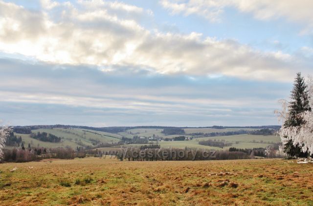 Pastviny nad obcí Niemojów.Na progtější straně jsou pastviny nad obcí Bartošovice v Orlických horách