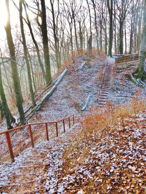 Žampach - schody ve vrcholové části areálu hradní zříceniny