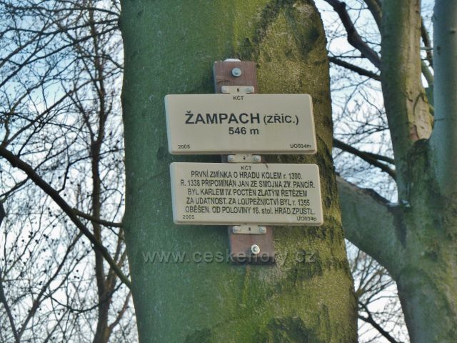 Turistická informační tabulka na vrcholu hradního vrchu Žampach