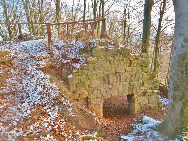 Jediný zachovaný stavební útvar hradní zříceniny Žampach