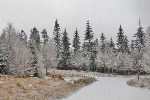 Spalona - nové turistické odpočívadlo na křižovatce cest. Trasa po modré TZ k rozhledně Jagodna odbočuje vlevo