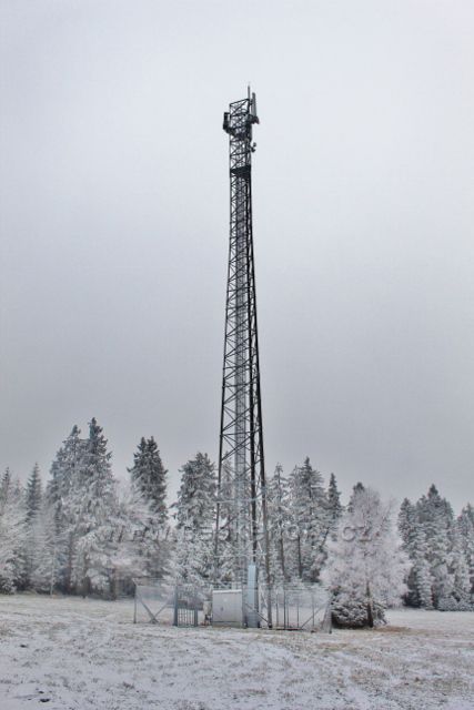 Spalona - telekomunikační věž na okraji sportovního areálu