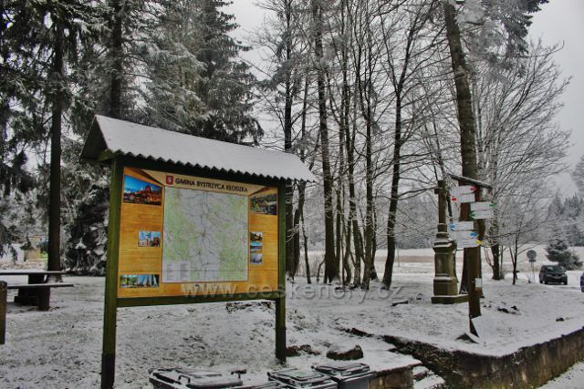 Spalona -turistická mapa a turistický rozcestník před chatou Jagodna