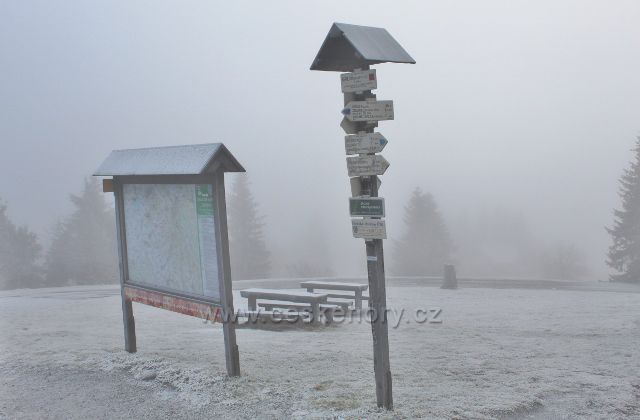 Šerlich - turistický rozcestník u Masarykovy chaty"Šerlich (Masaryk.ch.) 1014 m.n.m. "