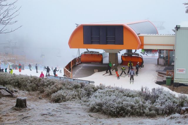 Šerlich - na polské straně Šerlichu probíhá navzdory mlze čilý lyžařský provoz