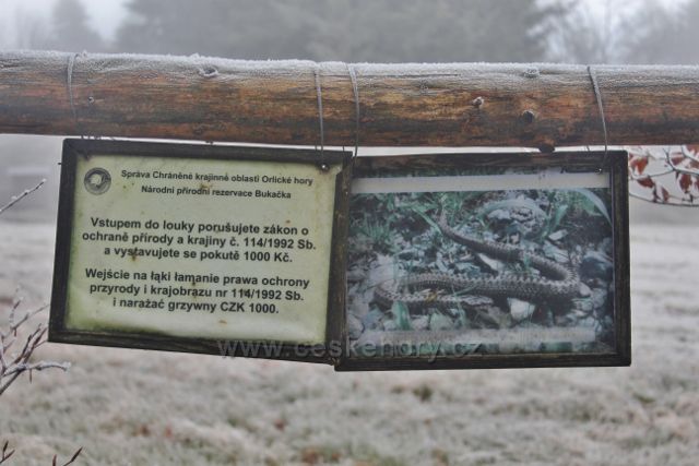 Šerlich - NPR Bukačka, výstražné tabulky na ohraničení luční enklávy