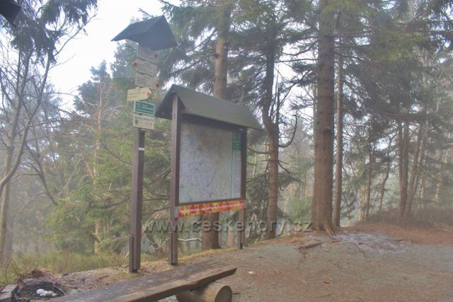 Olešnice v O.h. - turistický rozcestník a turistická mapa na hřebenovce pod vrcholem Vrchmezí