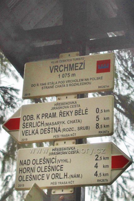 Olešnice v O.h. - turistický rozcestník"Vrchmezí 1075 m.n.m."na hřebenovce pod vrcholem Vrchmezí