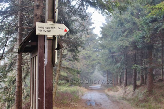Olešnice v O.h. - směrovka z odpočinkového místa na hřebenovce k 50 m vzdálenému vrcholu Vrchmezí