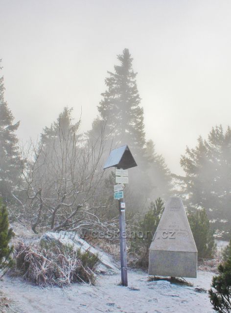 Olešnice v O.h. - turistický rozcestník a pomník významných návštěvníků na samotném vrcholu Vrchmezí
