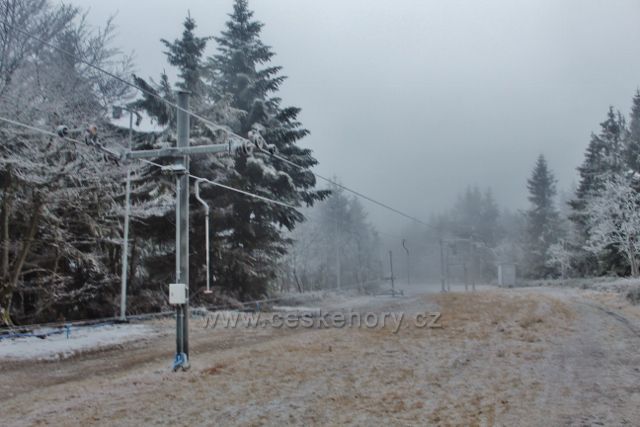 Šerlich - trasa polského lyžařského vleku podél státních hranic od horní stanice lanovky skiareálu Zieleniec k Masarykovo chatě