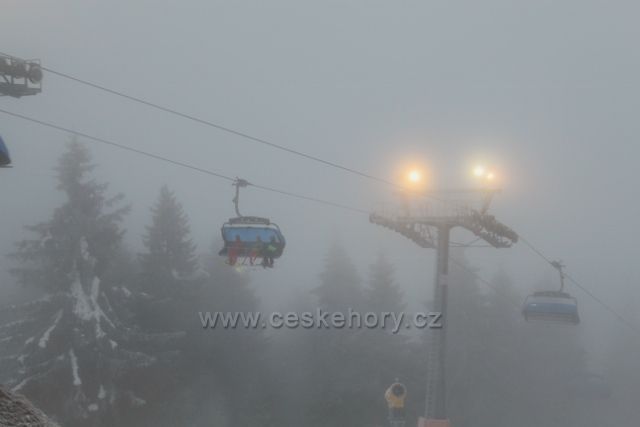 Šerelich - lanovka Ski areálu Zieleniec v mlze
