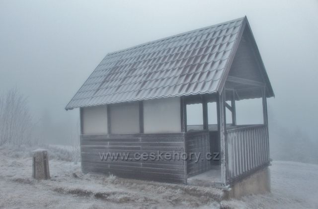 Šerlich - vyhlídkový altán u Masarykovy chaty dnes poskytuje pouze pohled do houstnoucí mlhy