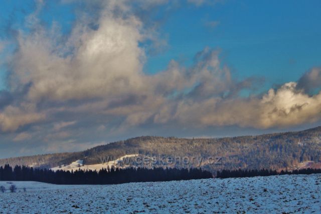 Bartošovice v O.h. - pohled z cesty k vrcholu Polomu na polský vrch Gniewocz(850 m.n.m.)