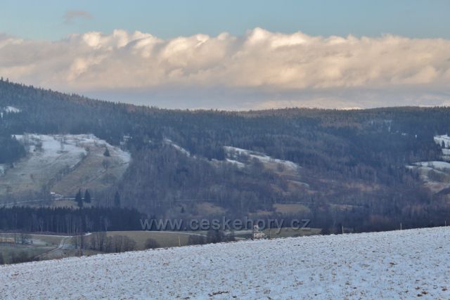 Bartošovice v U.h. - pohled z úbočí Polomu ke kostelu sv.Jana Nepomuckého na Vrchní Orlici a na úpatí polského vrchu Czerniec