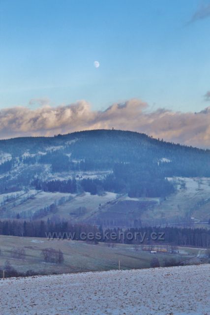 Bartošovice v O.h. - pohled z úbočí Polomu na polský vrch Czerniec s rozhlednou(840 m.n.m.)