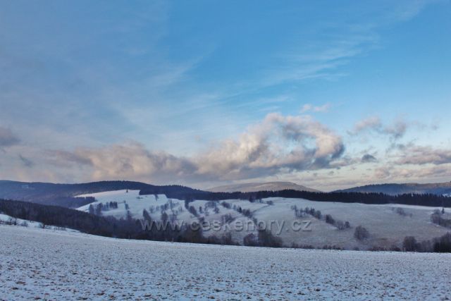 Bartošovice v O.h. - pohled z úbočí Polomu k pastvinám na Vrchní Orlici a k Vysokému Kořenu
