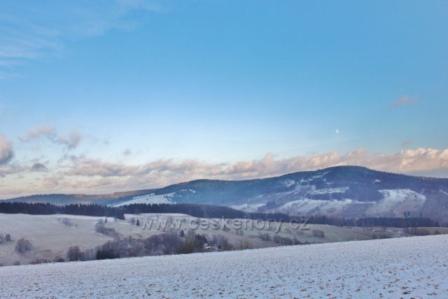 Bartošovice v O.h. - pohled z úbočí Polomu na polské vrchy Czerniec(840 m.n.m.) a Gniewocz(850 m.n.m.)